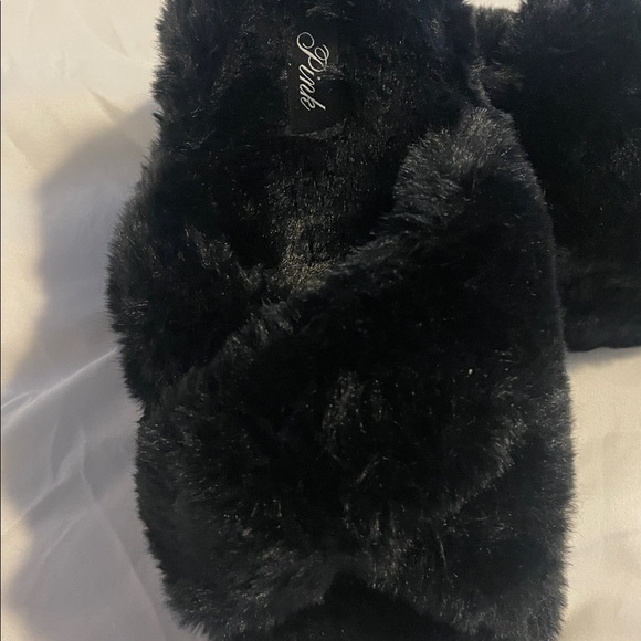 Black Faux Fur Slippers - Pink by Victoria secret BRAND NEW NEVER WORN - Picture 5 of 7